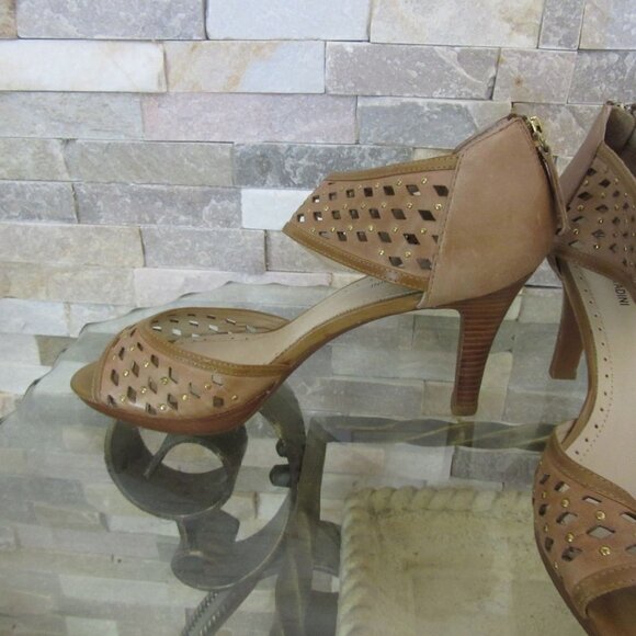 Great Pair of Leather Adrienne Vittadini Beige Ankle Strap Shoes, Size 9 1/2 US - Picture 2 of 6